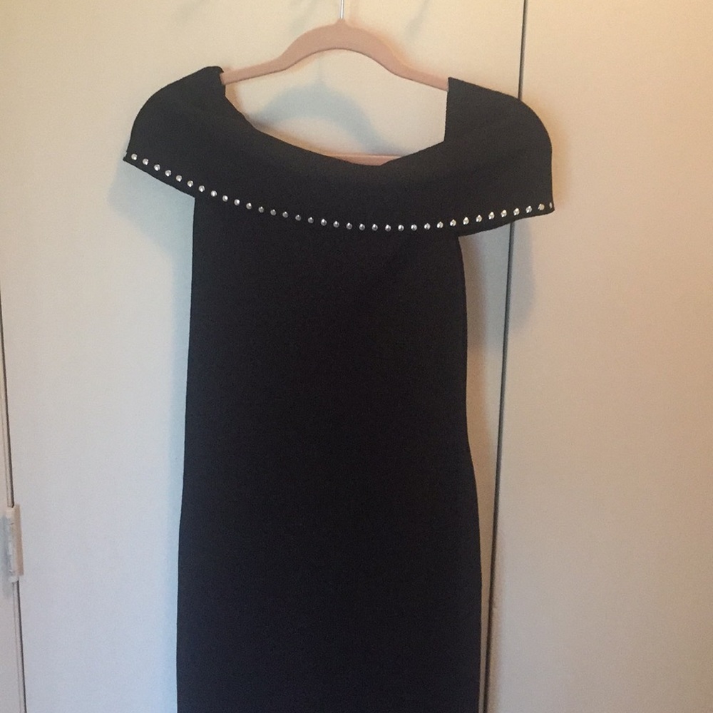 Off shoulders dress
